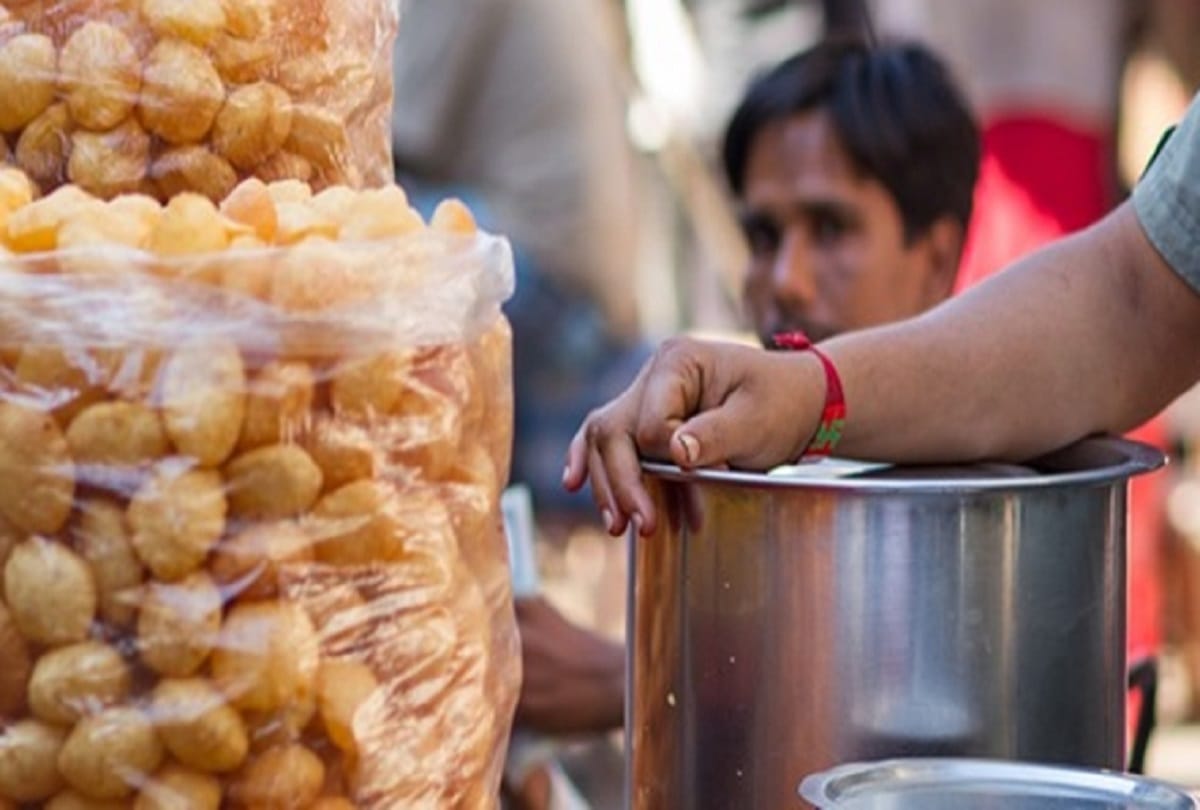 maharashtra street vendor selling pani puri in Kolhapur caught on camera mixing toilet water