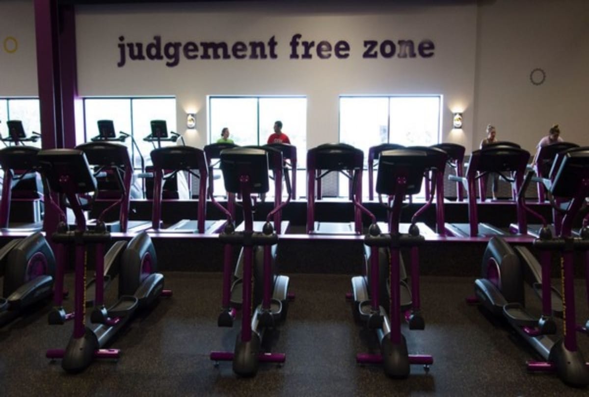 Man removes his all clothes in new hampshire planet fitness