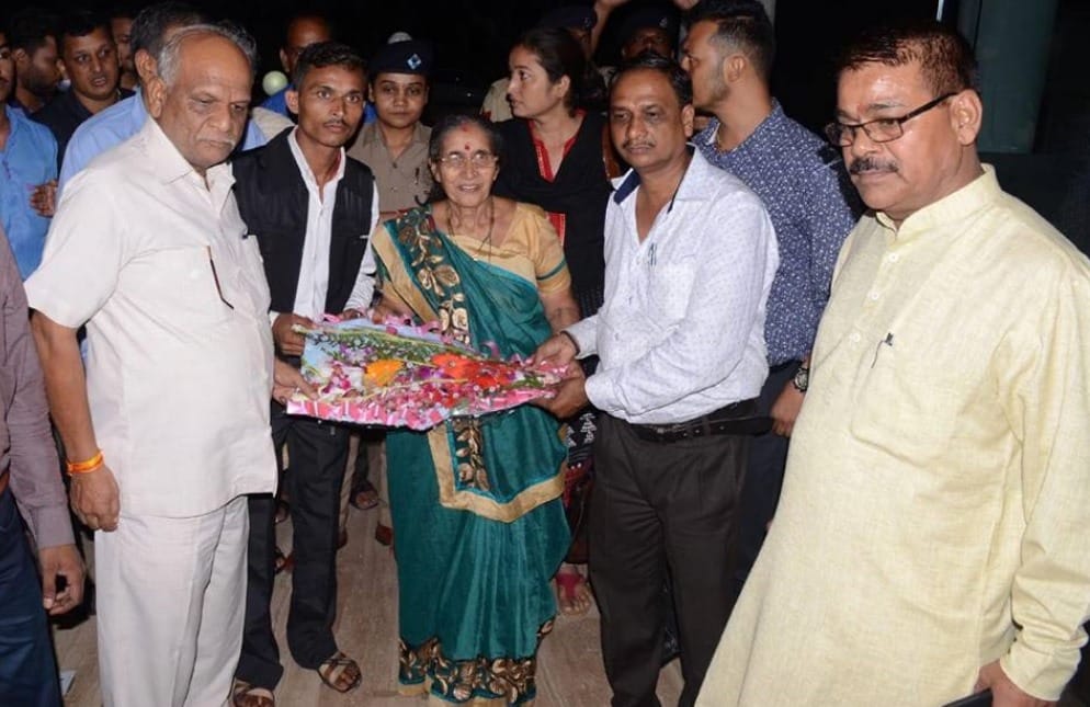 pm modi wife Jashodaben demand about narendra modi