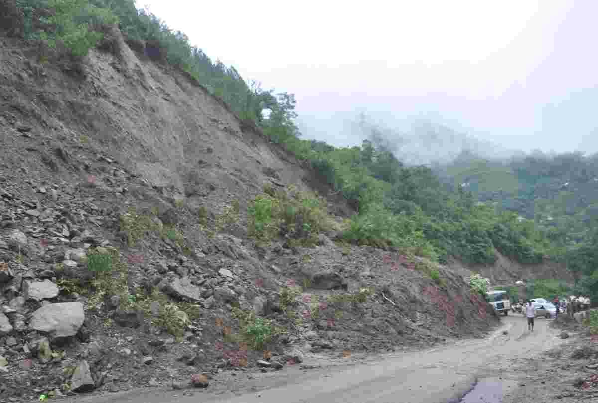 many roads and pathankot manali nh Blocked due to landslide in hp
