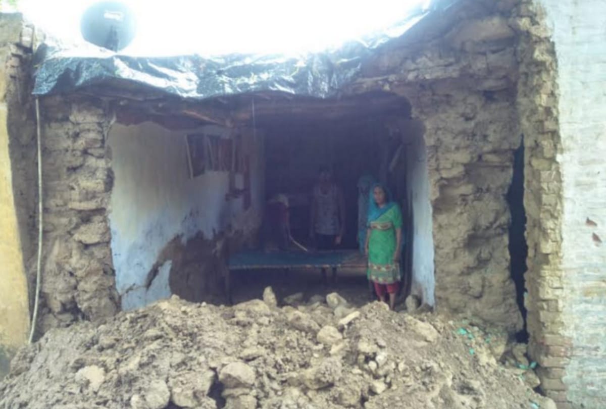 Ten houses fall and three died due to rain in UP