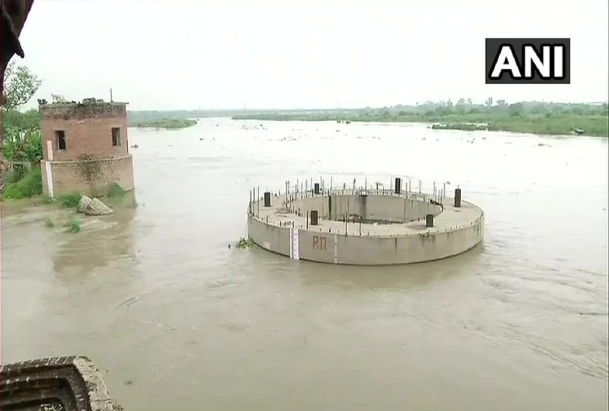 Water level in Yamuna river increases rainfall and water released from Haryana Hathini Kund Barrage