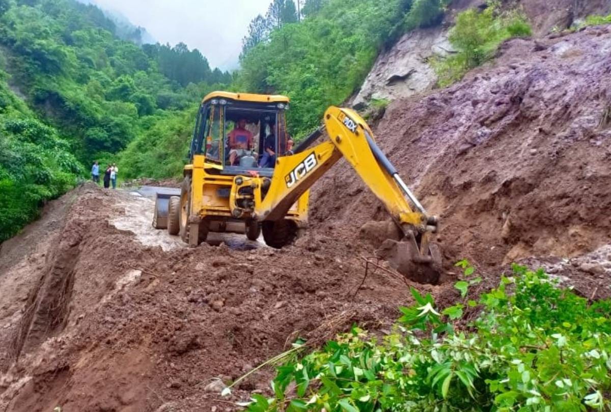 National Highway 20 blocked at two places in Mandi himachal Pradesh