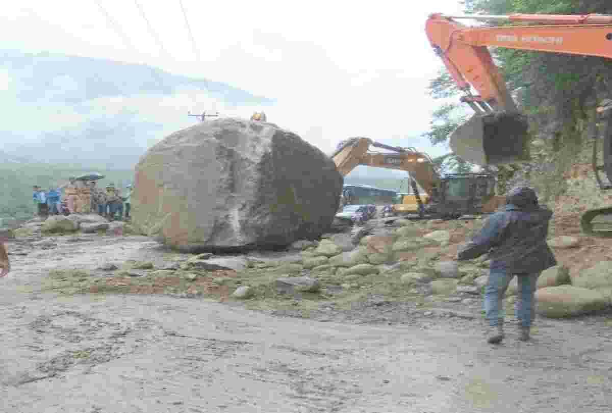 landslides and flood in himachal due to heavy rainfall
