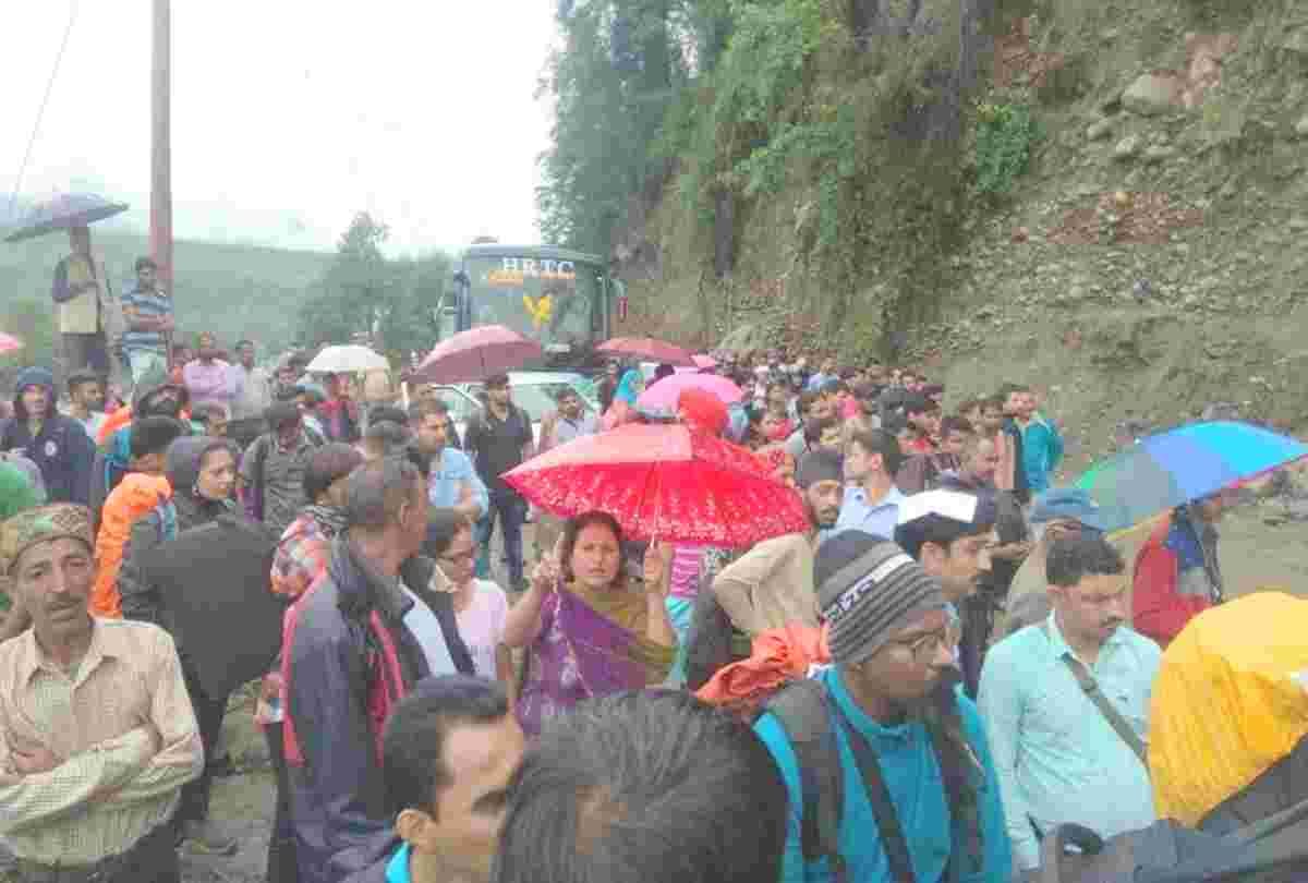 landslides and flood in himachal due to heavy rainfall