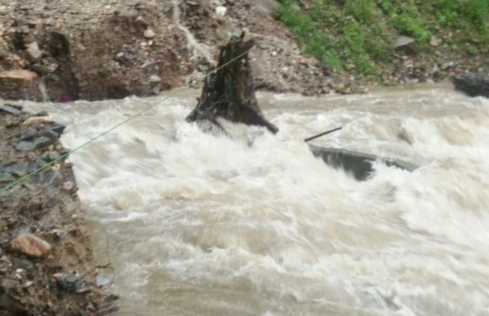 Yamunotri highway closed by the rain, stranded passengers
