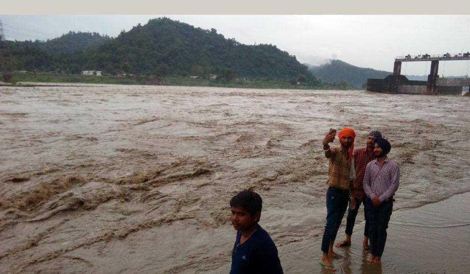 कहीं जान पर भारी न पड़ जाए सेल्फी का क्रेज