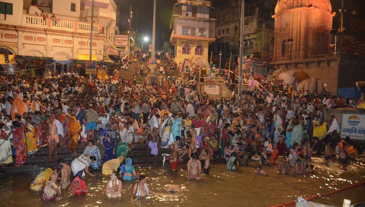 devottes came for ganga snan after lunar eclipse