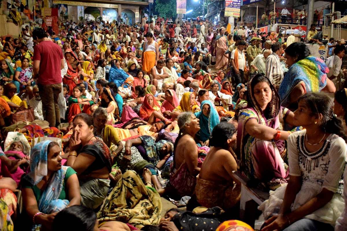 devottes came for ganga snan after lunar eclipse