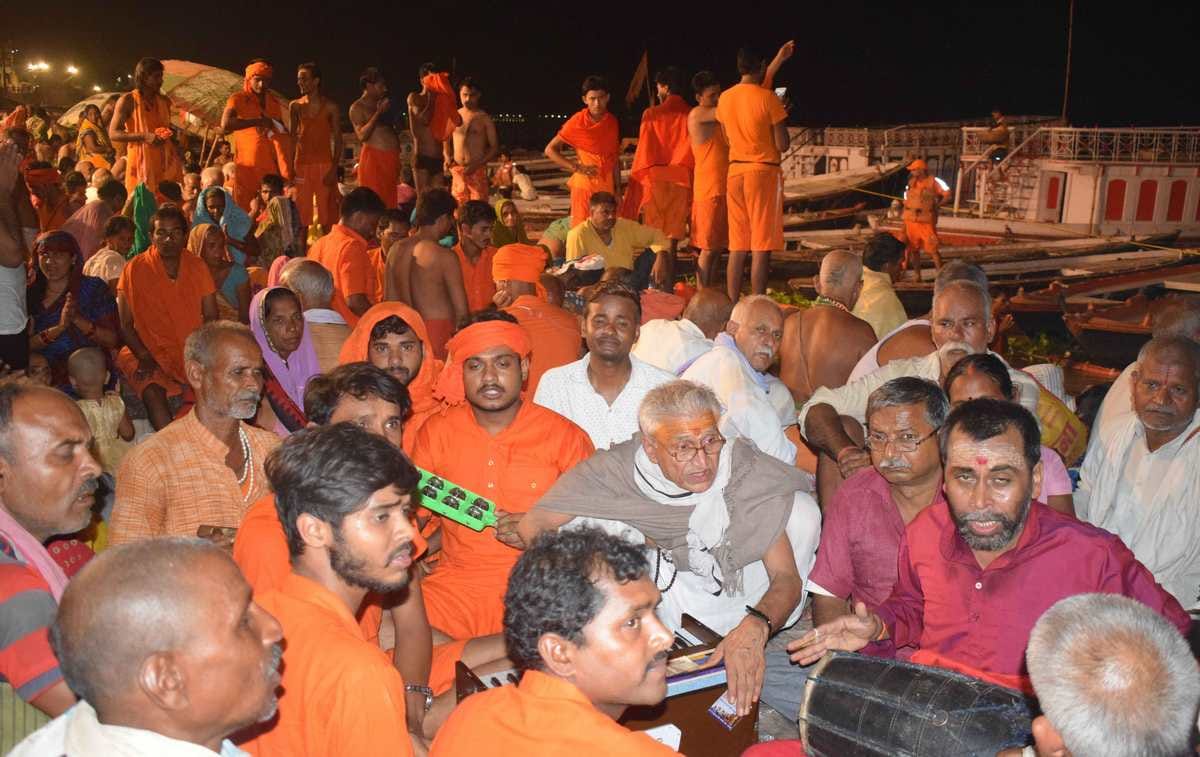devottes came for ganga snan after lunar eclipse