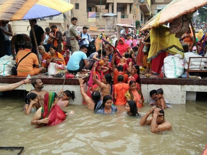 varanasi become saffron on the first day of sawan