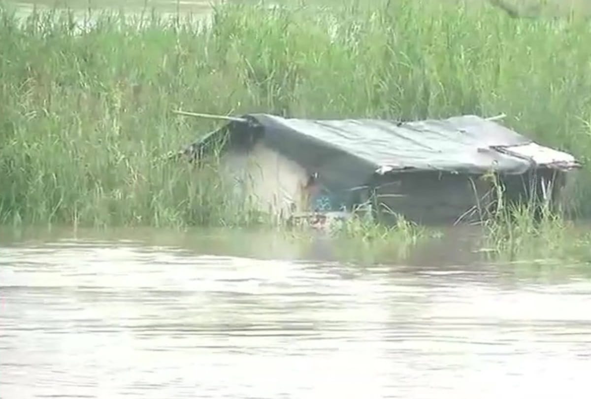 delhi admin issues these alerts as delhi stand on verge on flood as yamuna flows above danger level