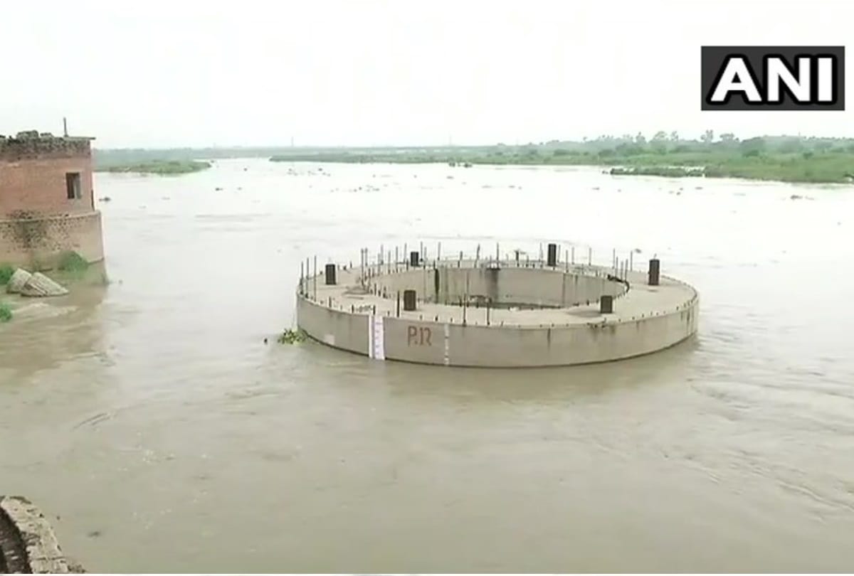 delhi Yamuna river flows above danger level