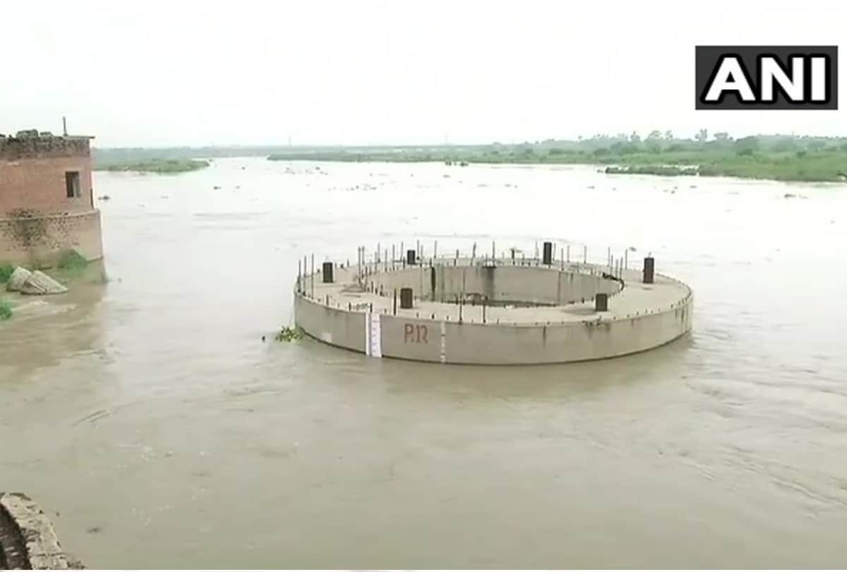 delhi admin issues these alerts as delhi stand on verge on flood as yamuna flows above danger level