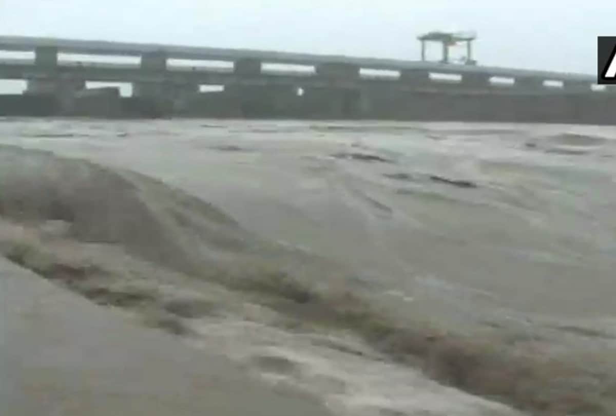 delhi admin issues these alerts as delhi stand on verge on flood as yamuna flows above danger level