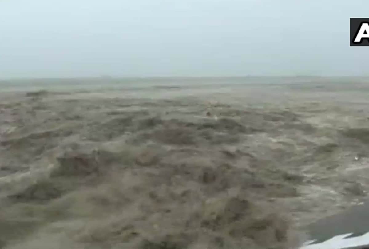 delhi admin issues these alerts as delhi stand on verge on flood as yamuna flows above danger level