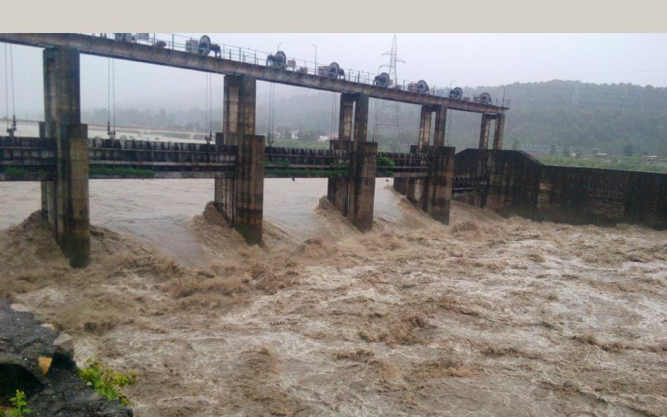 खतरे के निशान तक पहुंचा यमुना का जलस्तर
