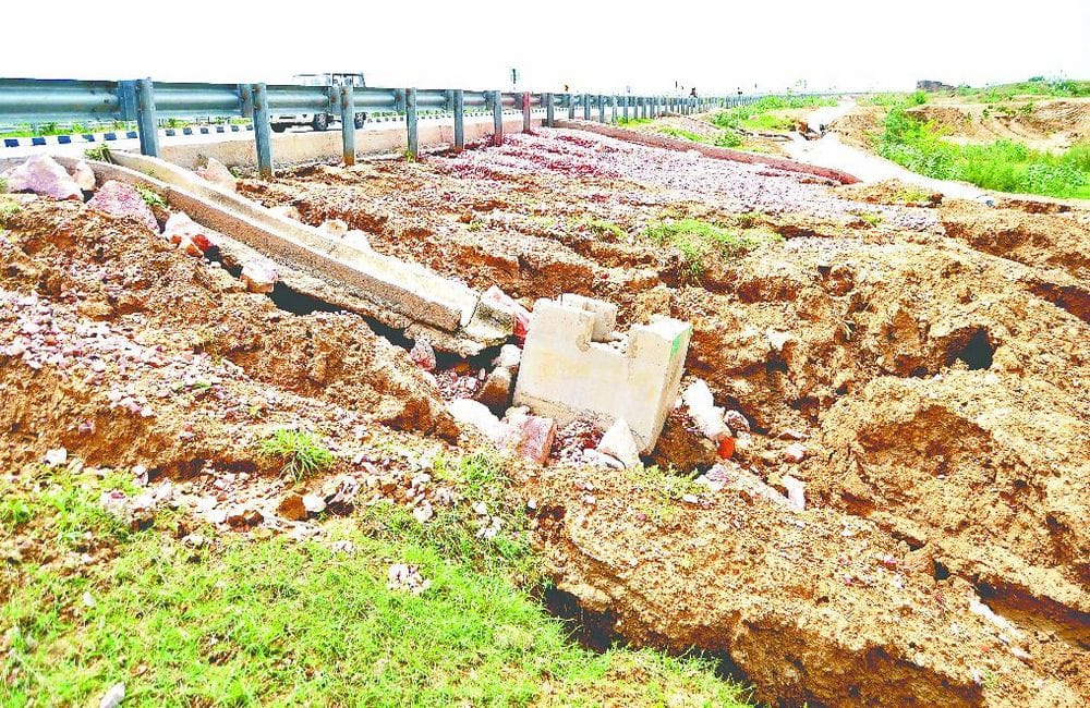 agra lucknow expressway damaged due to heavy rain