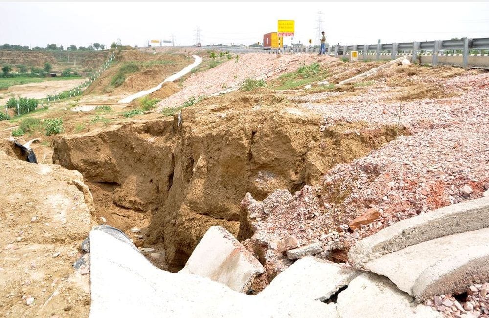 agra lucknow expressway damaged due to heavy rain