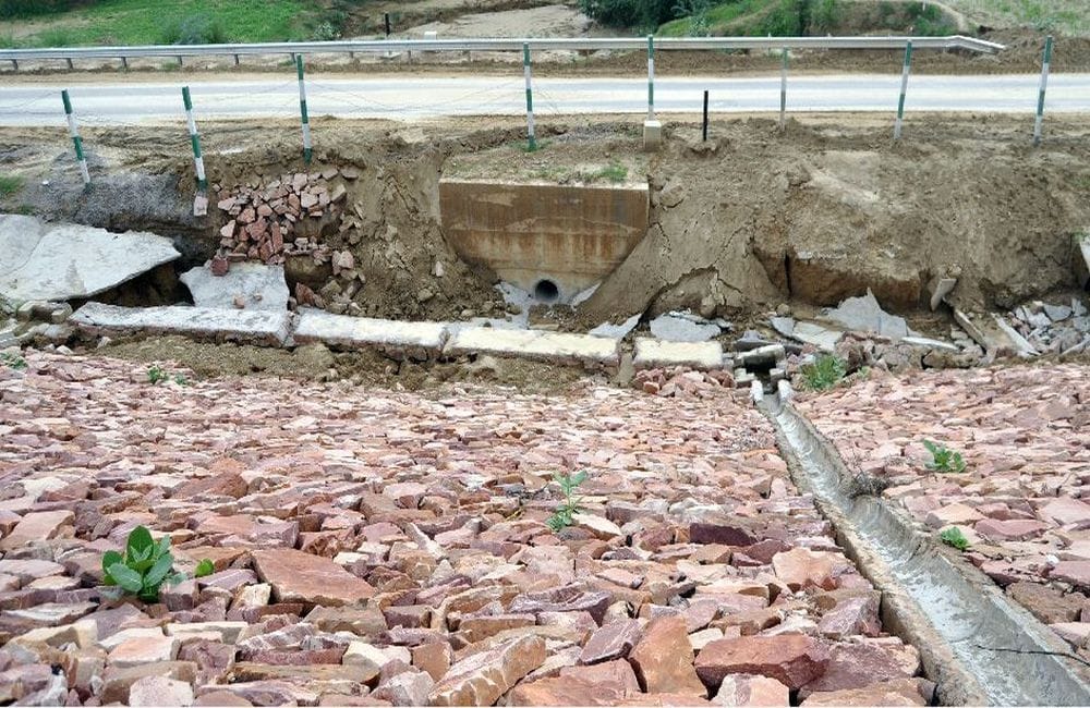 agra lucknow expressway damaged due to heavy rain