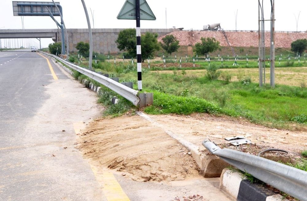 agra lucknow expressway damaged due to heavy rain