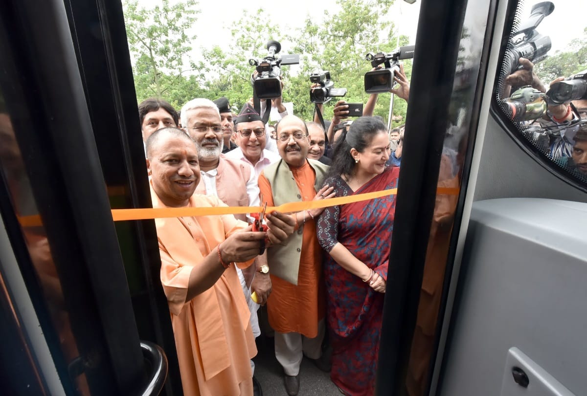 cm yogi inaugurated electric buses in lucknow