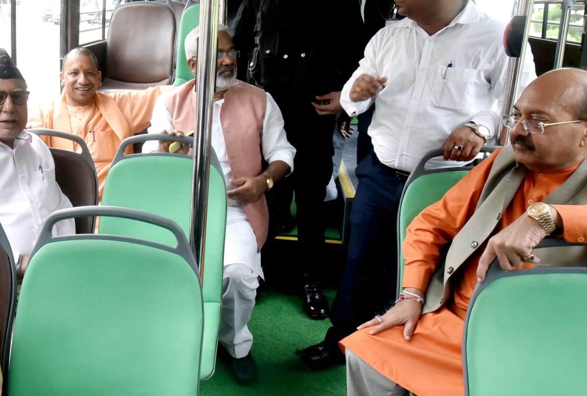 cm yogi inaugurated electric buses in lucknow