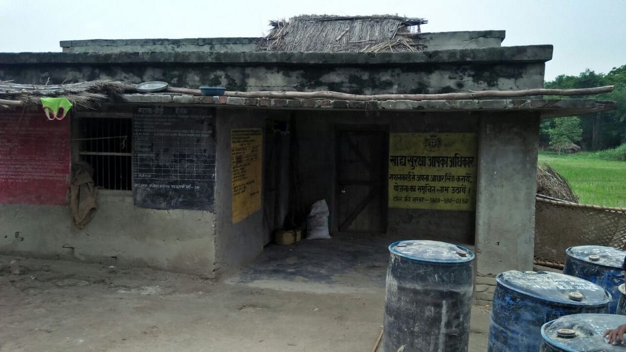 प्राथमिक विद्यालयों में निपटाए जाते हैं पंचायत भवन के कार्य