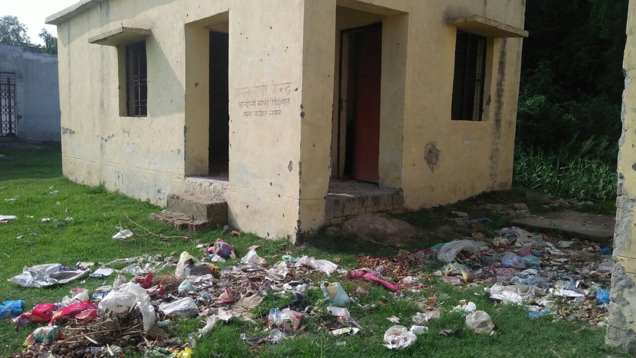 क्षतिग्रस्त होने लगा आंगनबाड़ी केंद्र