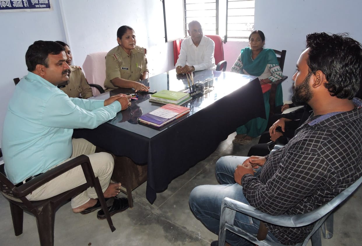प्रेम के बाद किया निकाह, दहेज के लिए छोड़ा
