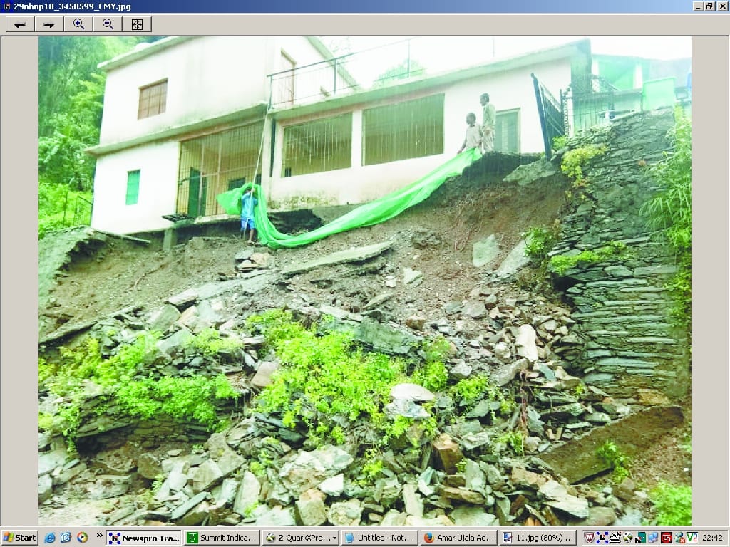 भारी बारिश से भूस्खलन, स्कूलों की ढहीं सुरक्षा दीवारें