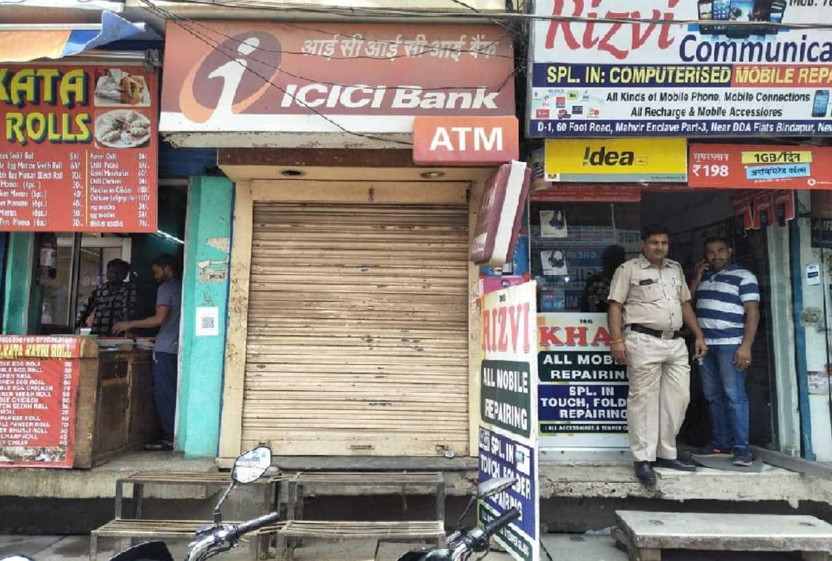 Atm machine stolen in delhi after Sprayed on CCTV