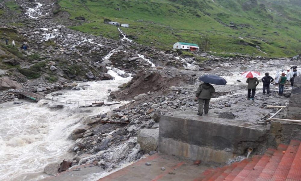 उफनते नदी-नालों के पास न जाएं लोग