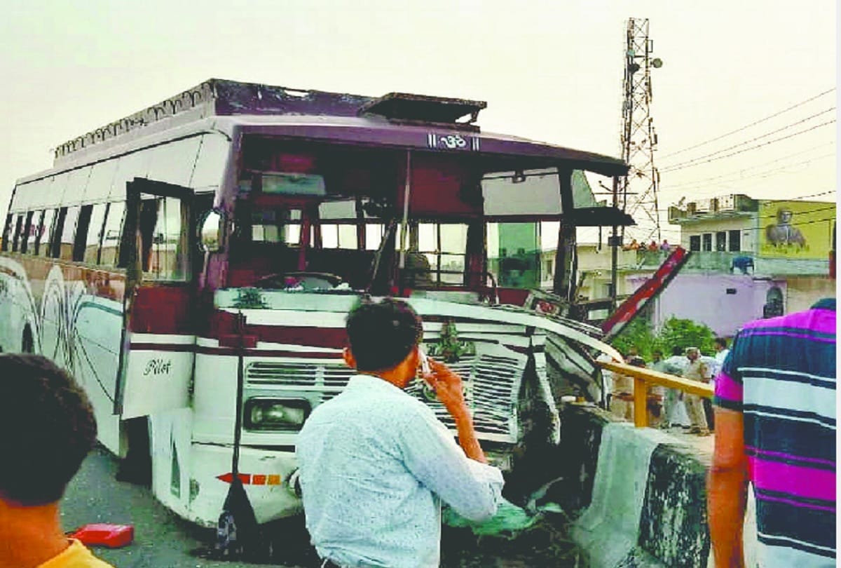 Three people died in bus and car collision at Hapur of uttar pradesh
