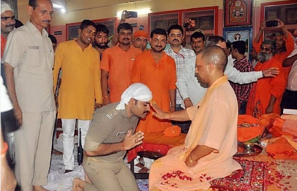 सीओ की फोटो वायरल