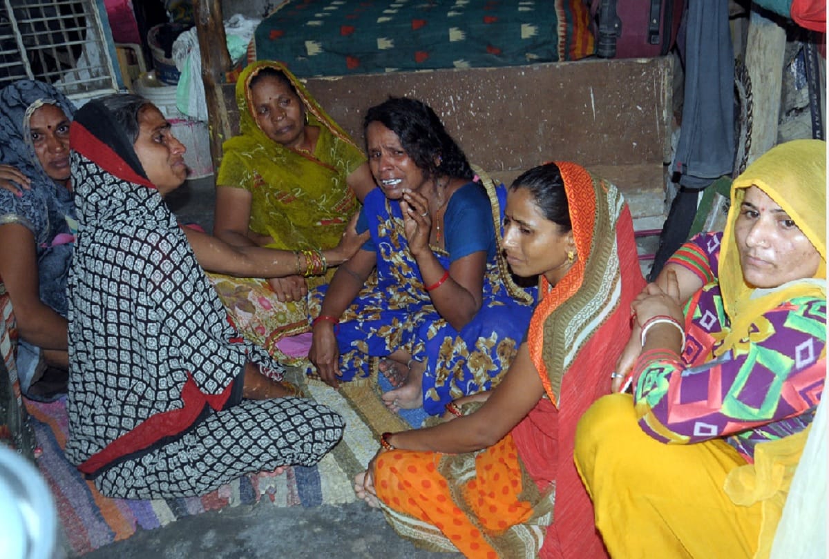 child died after falling from the fifth floor in ghaziabad