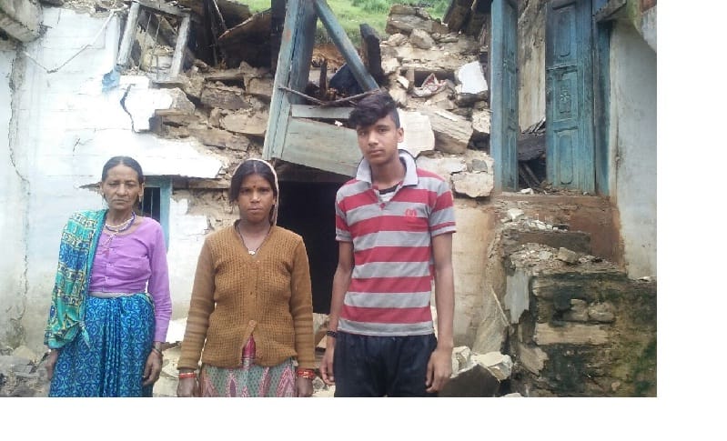 Dropped a house, on the brink of a falling, eight damaged