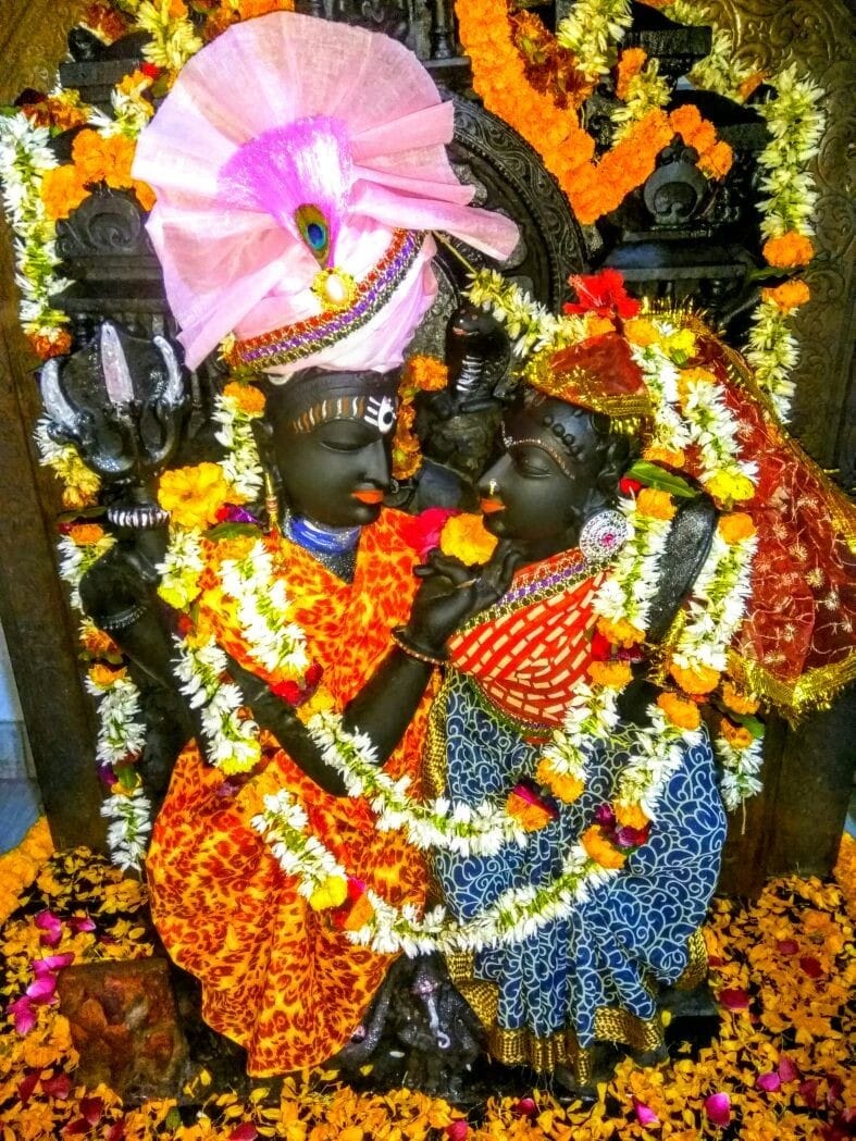  Devotees in temples
