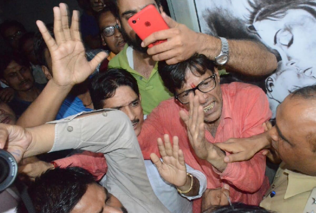 UP family Ruckus At the death of the child in hospital see in pictures