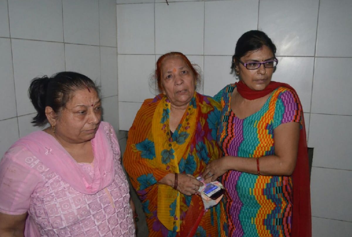 UP family Ruckus At the death of the child in hospital see in pictures