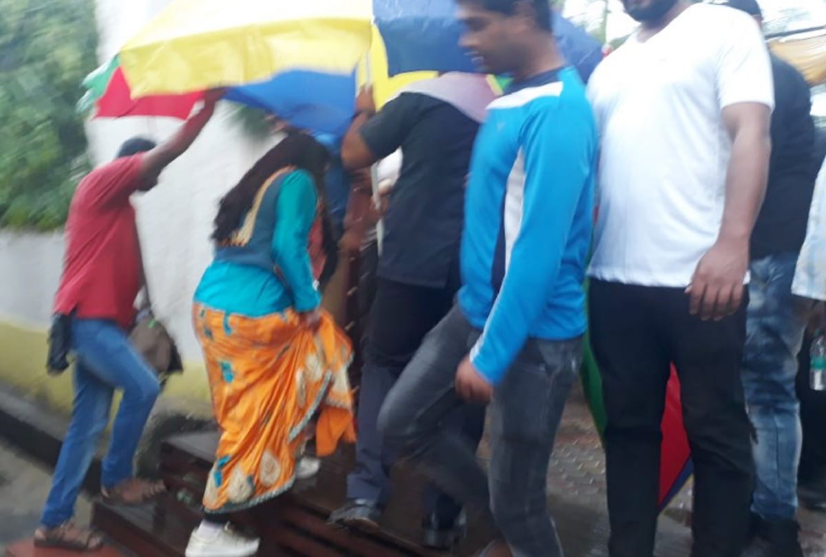 Bollywood movie Saroj Ka Rishta shooting complete in meerut , actress dance a lot see in pics 