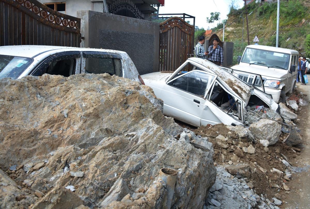 बारिश से तबाही; मलबे में कबाड़ बनीं गाड़ियां, कई सड़कें बंद