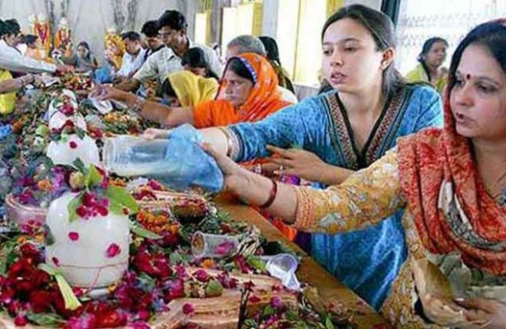 sawan ka somvar devotees gathered to worship lord shiva