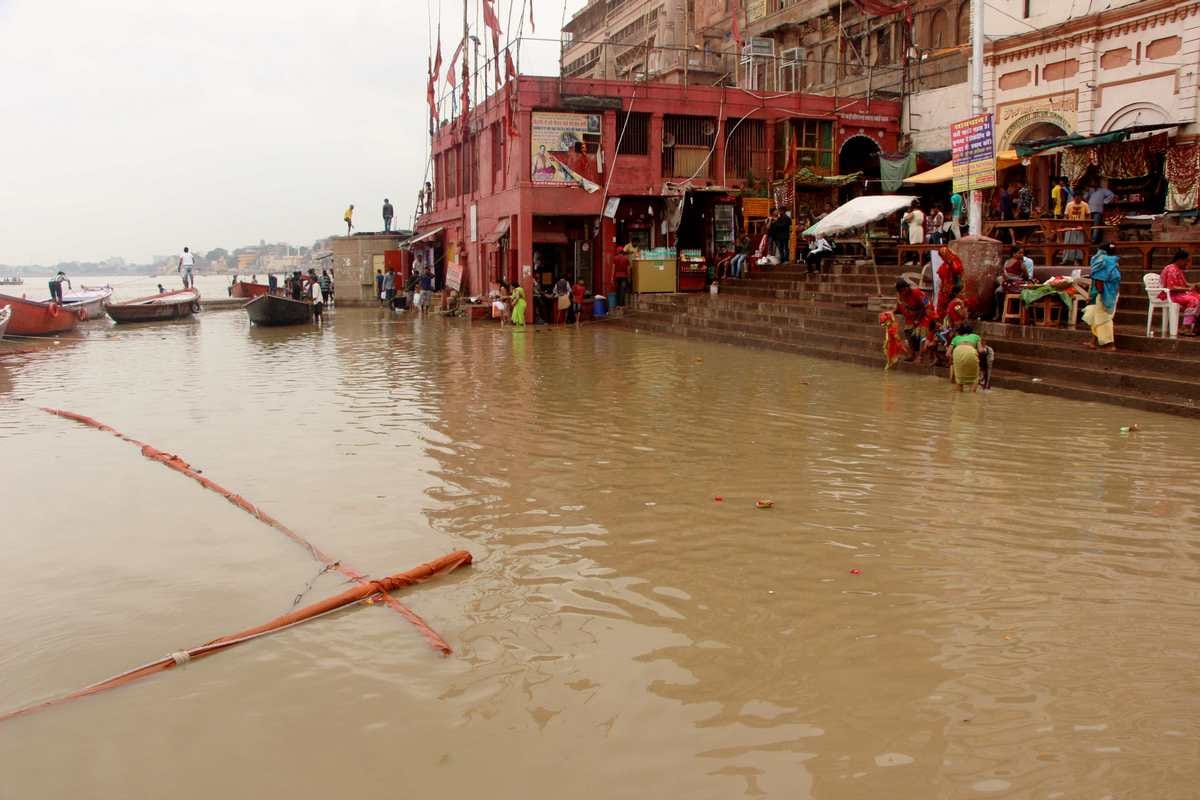 Varanasi ganga water level breaks contact between major ghats
