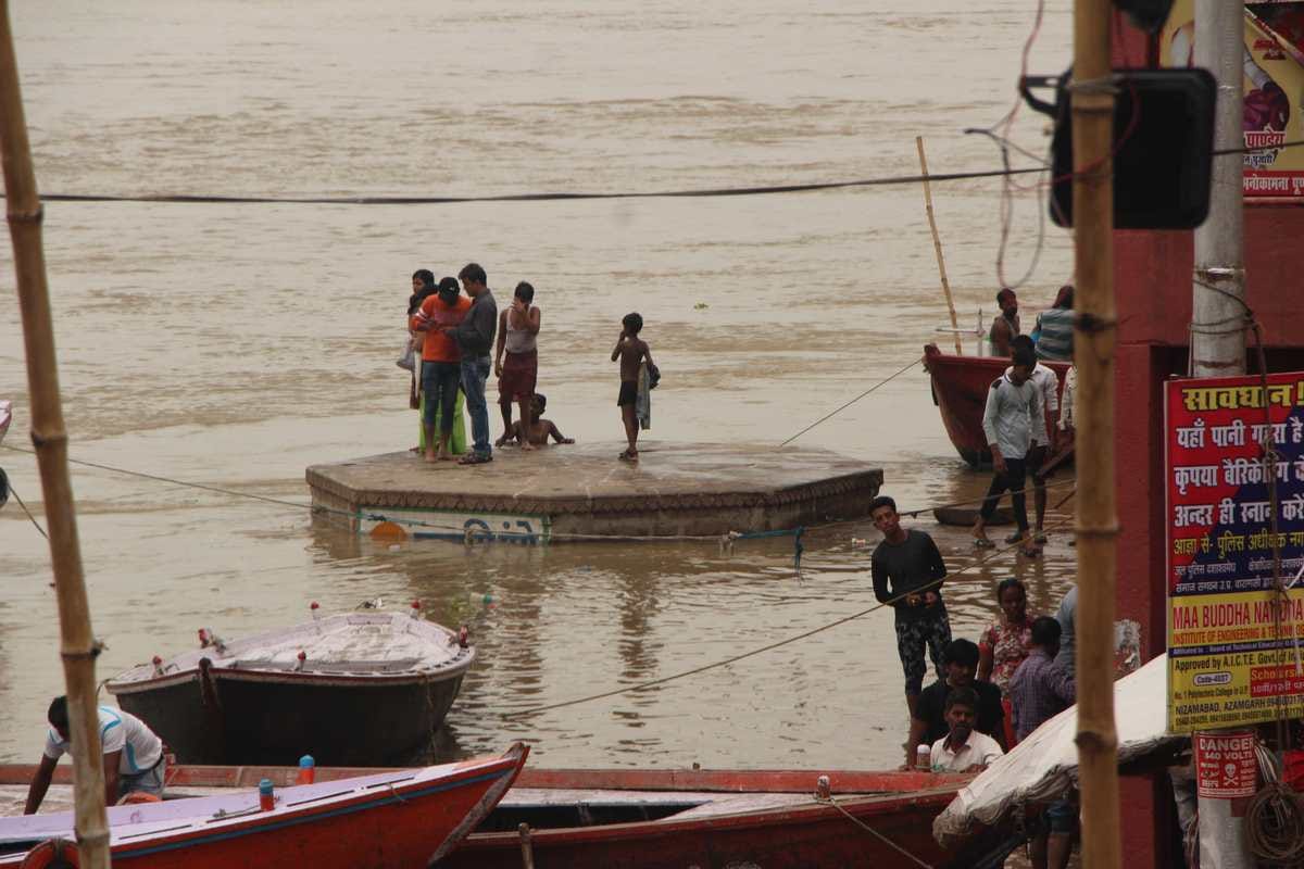 Varanasi ganga water level breaks contact between major ghats