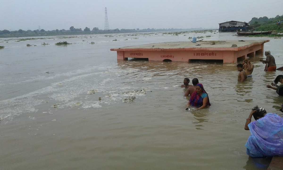Varanasi ganga water level breaks contact between major ghats
