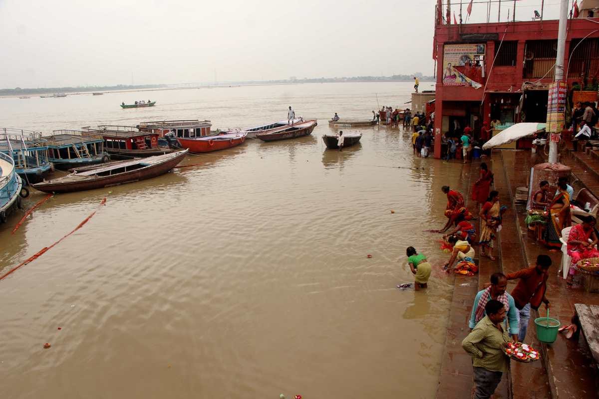 Varanasi ganga water level breaks contact between major ghats