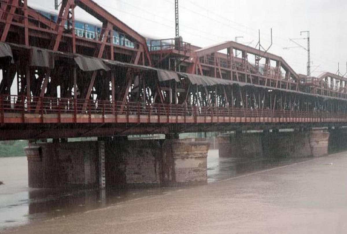 Delhi government order closeing down of traffic movement on old Yamuna bridge
