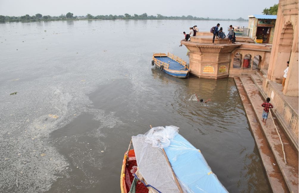 yamuna river water pollution encress in agra from kailash ghat to taj mahal