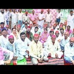 बिजनौर चीनी मिल के बाहर धरने पर बैठे सपाई।